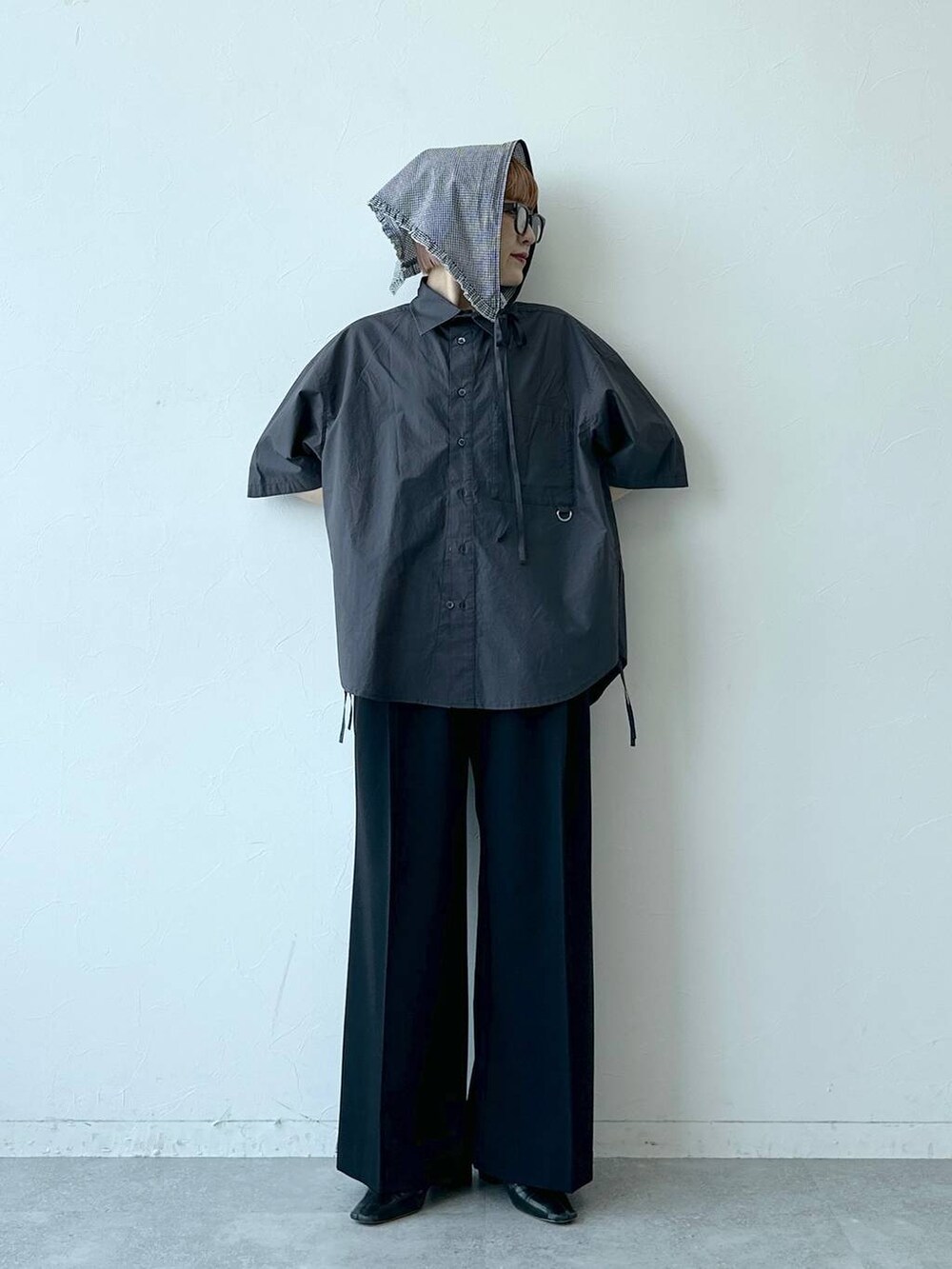 ブラック系のスラックス、グレー系のシャツ/ブラウス、グレー系のメガネを着用したレディースの夏コーディネートの4枚目の写真