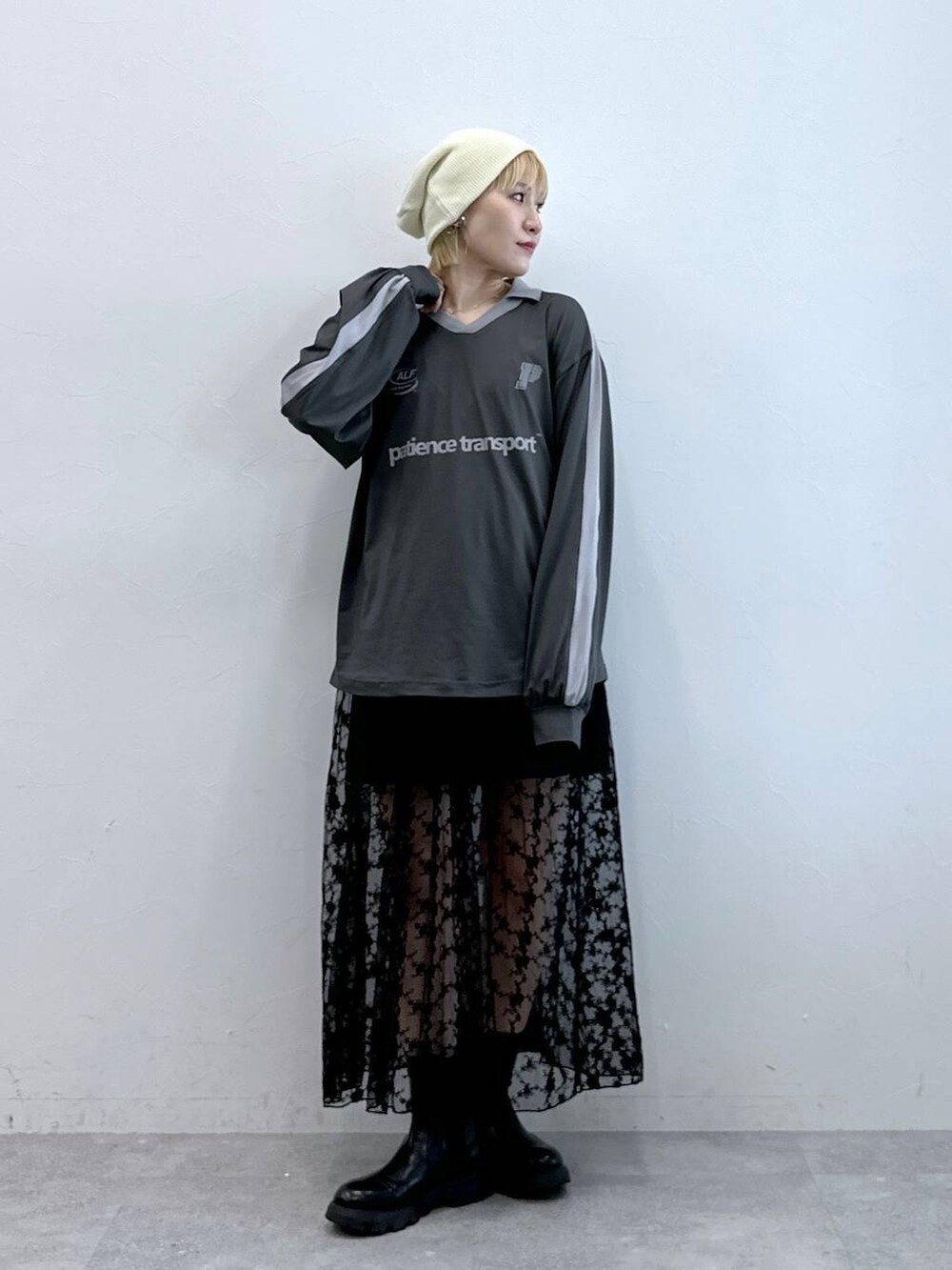 ブラック系のワンピース、ブラック系のTシャツ/カットソー、シルバー系のピアス（両耳用）を着用したレディースの夏コーディネートの2枚目の写真