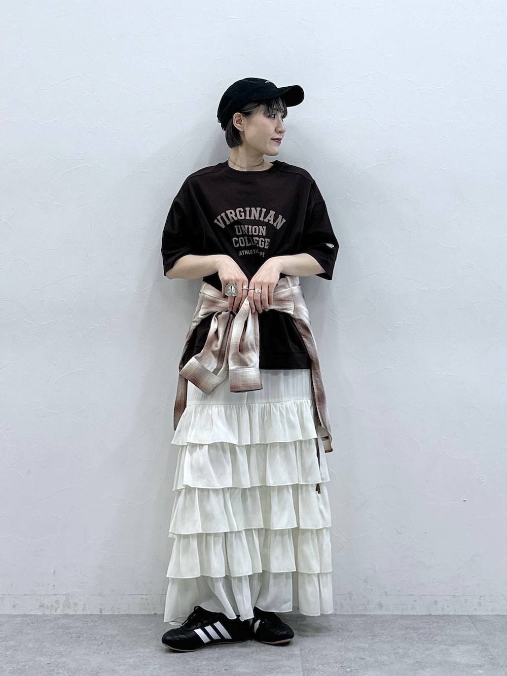 ホワイト系のTシャツ/カットソー、オレンジ系のシャツ/ブラウス、ホワイト系のスカートを着用したレディースの春コーディネートの3枚目の写真