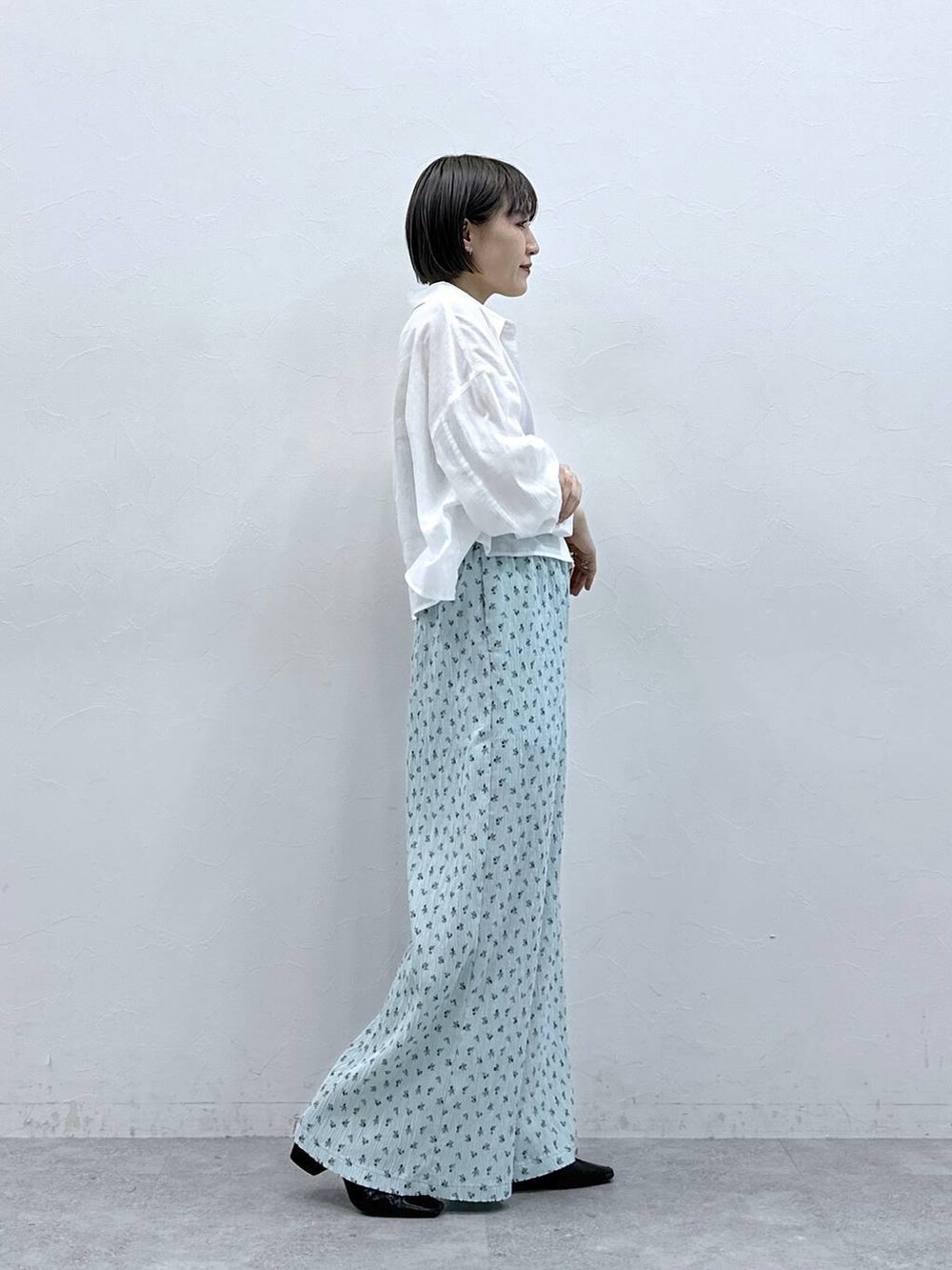 ホワイト系のシャツ/ブラウス、ブルー系のスラックスを着用したレディースの春コーディネートの4枚目の写真