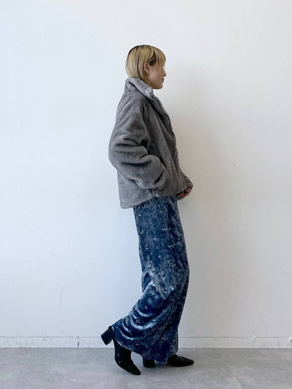 ブルー系のスウェットパンツ、グレー系のブルゾン、ホワイト系のシャツ/ブラウスを着用したレディースの冬コーディネートの4枚目の写真