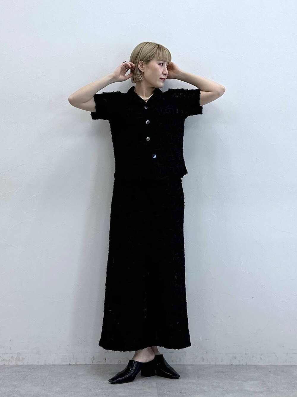 ブラック系のシャツ/ブラウス、ブラック系のスカートを着用したレディースの夏コーディネートの3枚目の写真