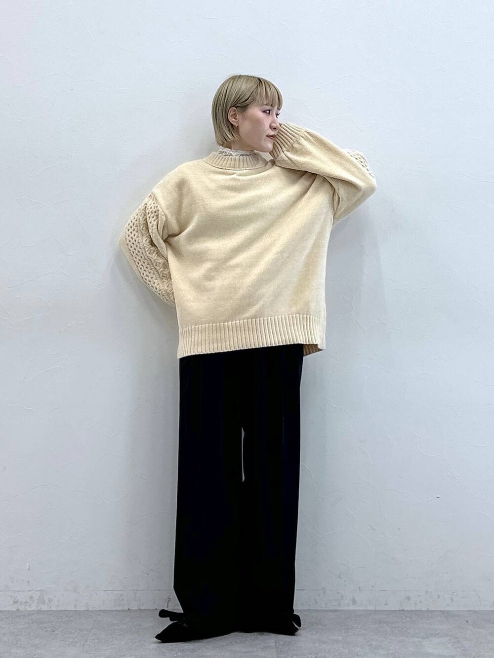 ホワイト系のTシャツ/カットソー、ブラック系のスラックス、ホワイト系のTシャツ/カットソーを着用したレディースの秋コーディネートの3枚目の写真