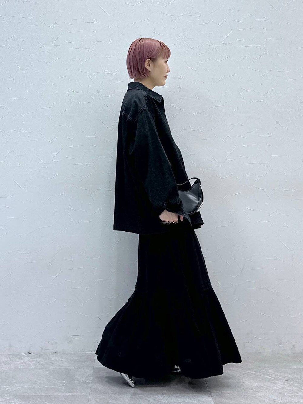 ブラック系のスカート、シルバー系のパンプス、ブラック系のシャツ/ブラウスを着用したレディースの冬コーディネートの4枚目の写真