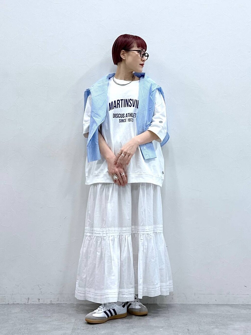 ホワイト系のTシャツ/カットソー、ホワイト系のスカート、ブルー系のシャツ/ブラウスを着用したレディースの春コーディネートの5枚目の写真