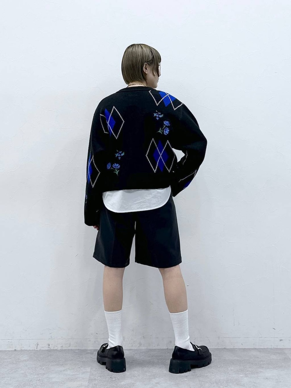 その他のローファー、ホワイト系のシャツ/ブラウス、ブラック系のその他パンツを着用したレディースの冬コーディネートの6枚目の写真