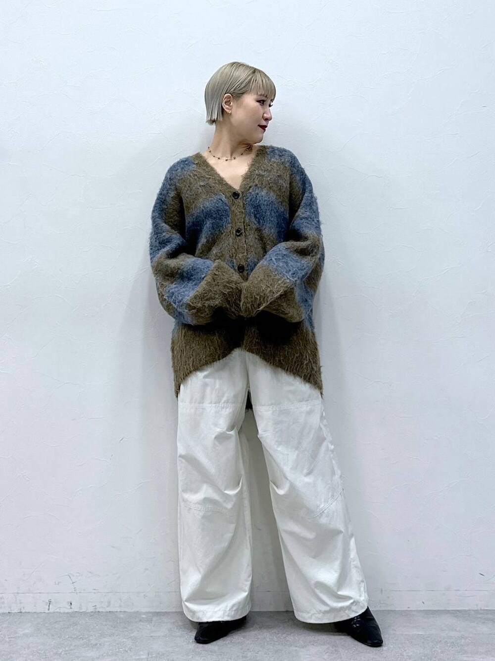 ホワイト系のカーゴパンツ、ブラウン系のカーディガン/ボレロを着用したレディースの秋コーディネートの5枚目の写真