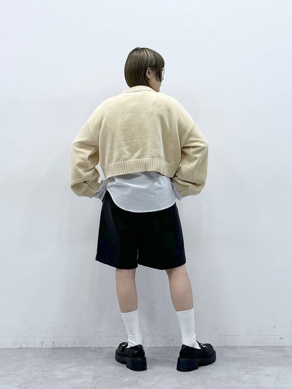 ホワイト系のニット/セーター、その他のローファー、ホワイト系のシャツ/ブラウスを着用したレディースの冬コーディネートの7枚目の写真