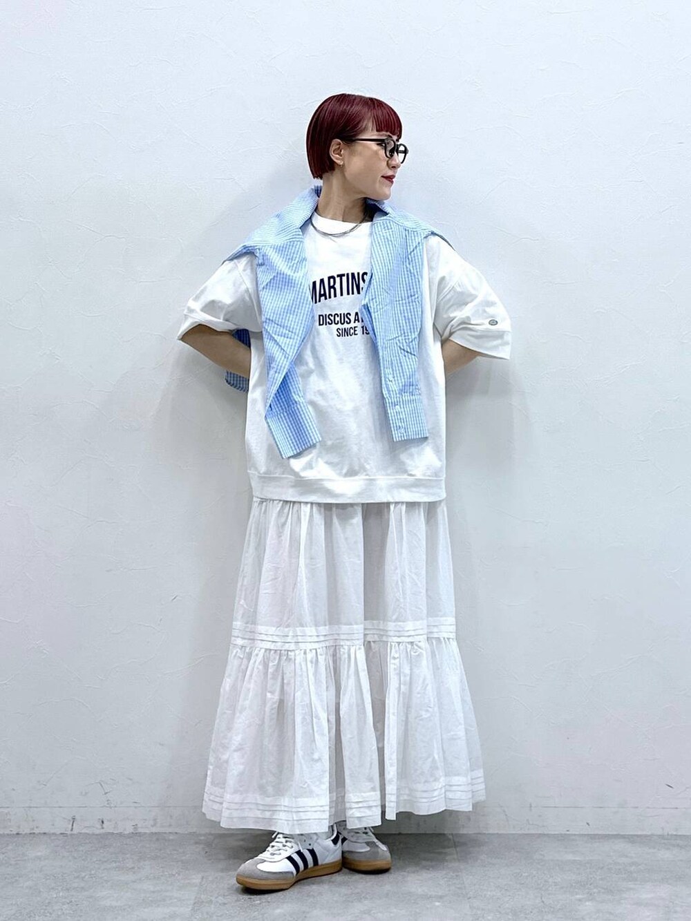 ホワイト系のTシャツ/カットソー、ホワイト系のスカート、ブルー系のシャツ/ブラウスを着用したレディースの春コーディネートの2枚目の写真