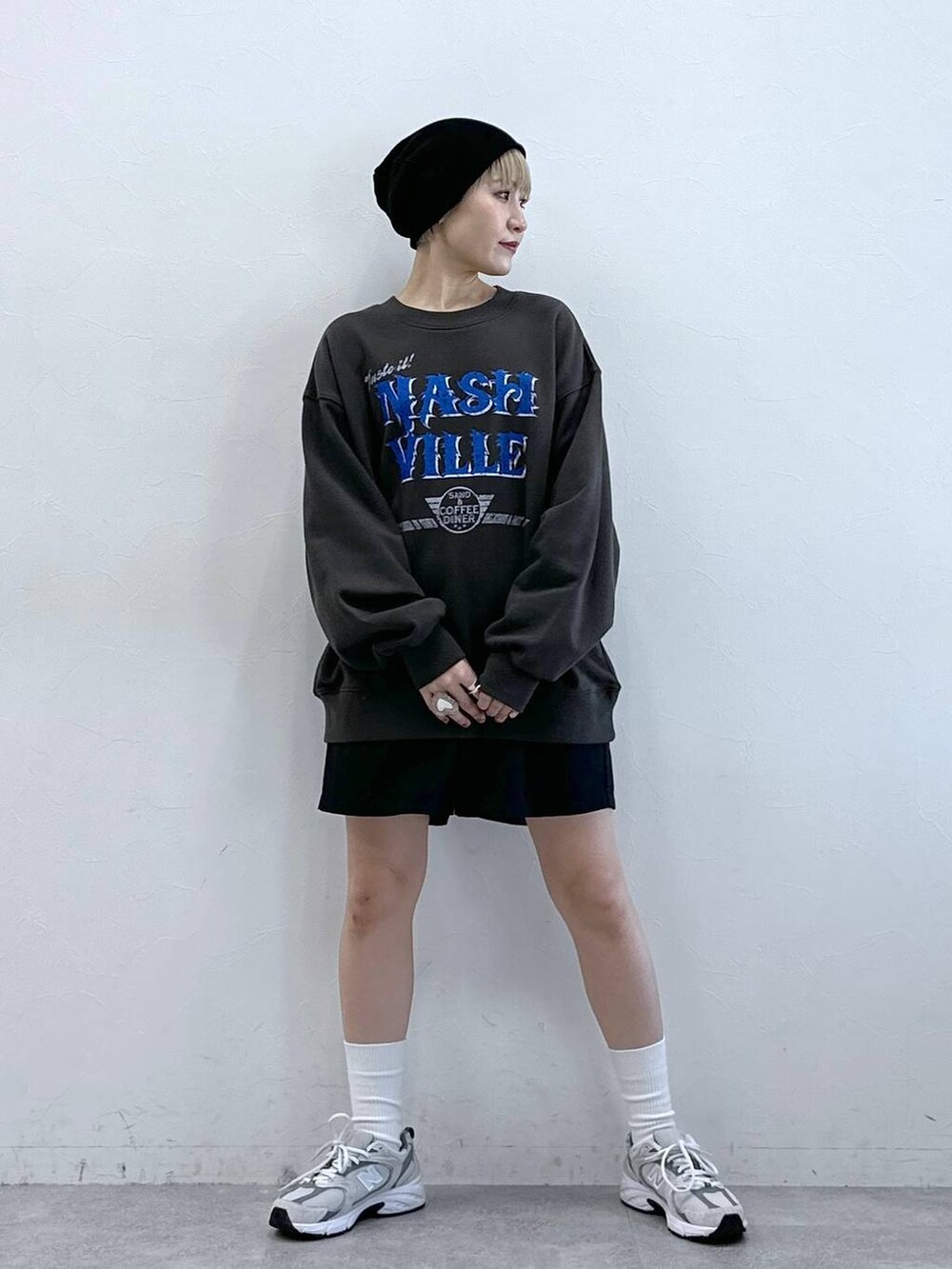 ブラック系のチノパンツ、ブラック系のスウェットを着用したレディースの冬コーディネートの2枚目の写真