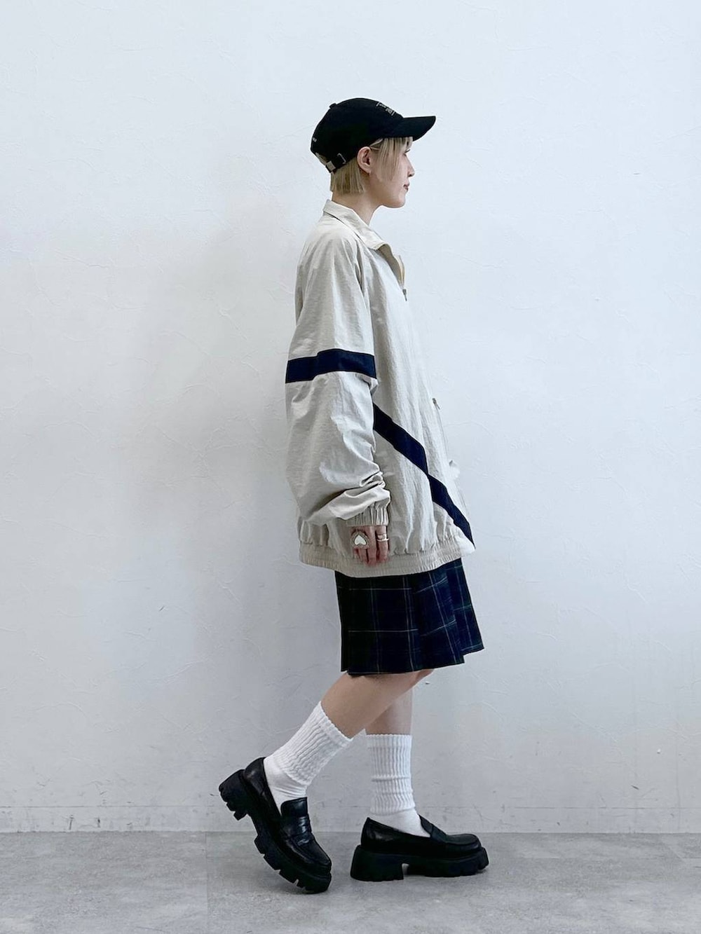 ブラック系のローファー、ホワイト系のTシャツ/カットソー、ホワイト系のブルゾンを着用したレディースの秋コーディネートの6枚目の写真