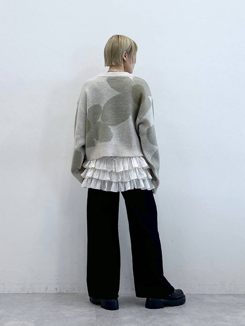 ブラック系のデニムパンツ、その他のローファー、ホワイト系のニット/セーターを着用したレディースの秋コーディネートの5枚目の写真