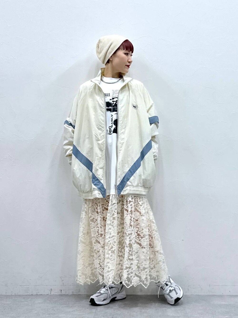 ホワイト系のブルゾン、ホワイト系のワンピースを着用したレディースの春コーディネートの4枚目の写真