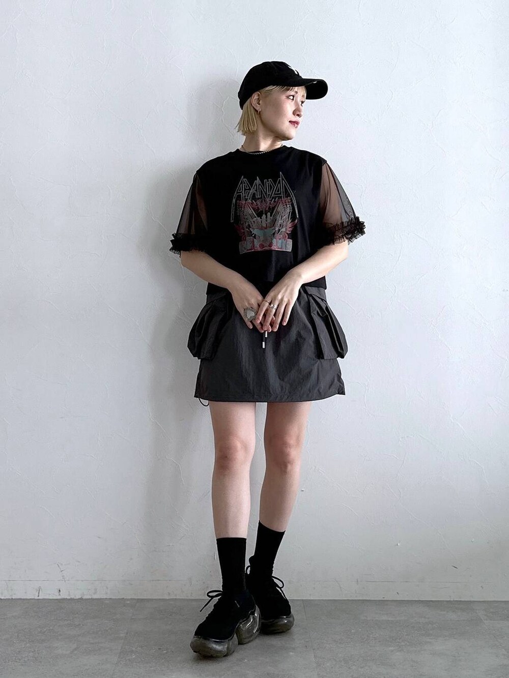 ブラック系のTシャツ/カットソー、グレー系のスカートを着用したレディースの夏コーディネートの3枚目の写真