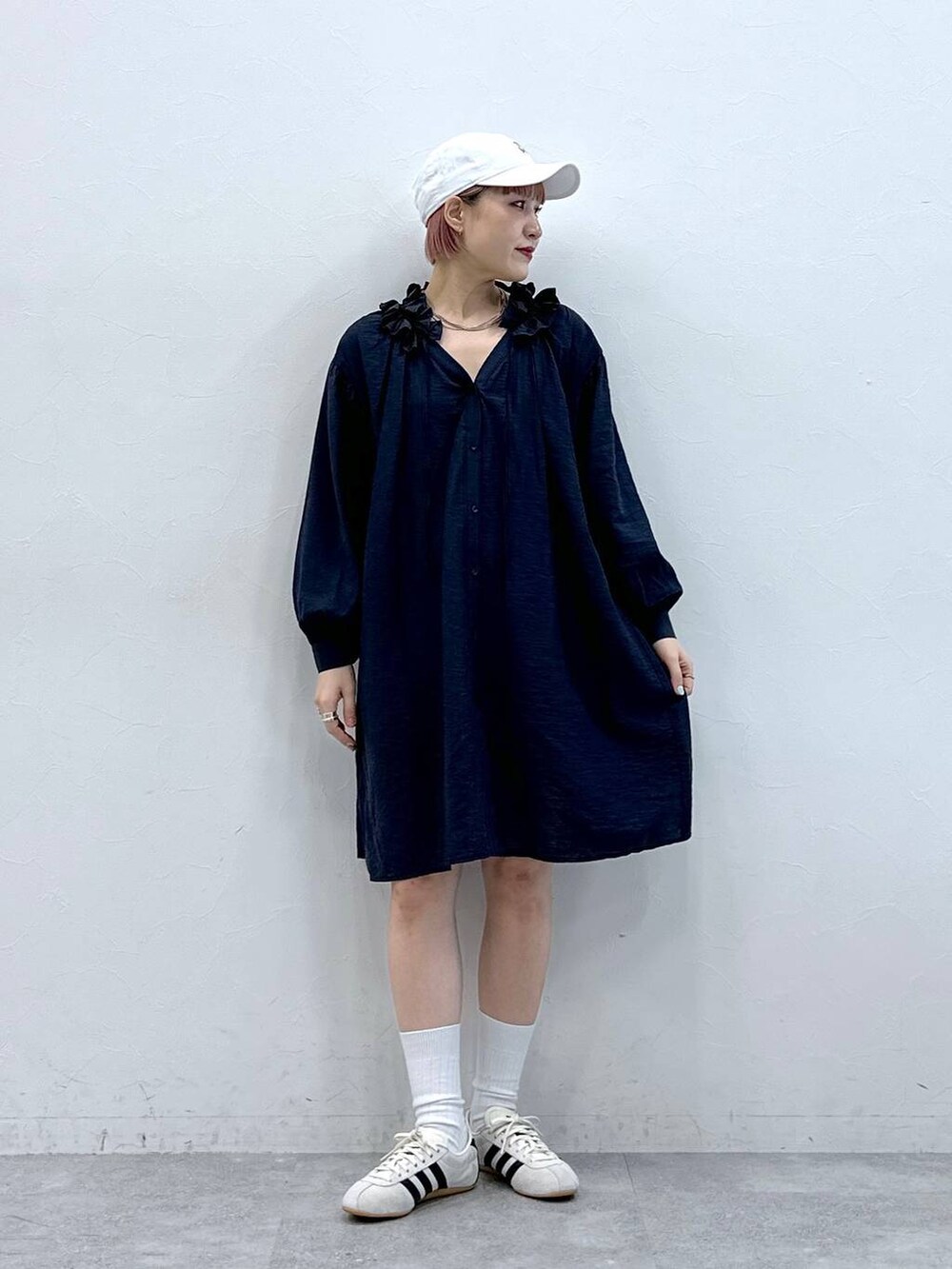 ブルー系のワンピース、ホワイト系のスニーカーを着用したレディースの春コーディネートの2枚目の写真