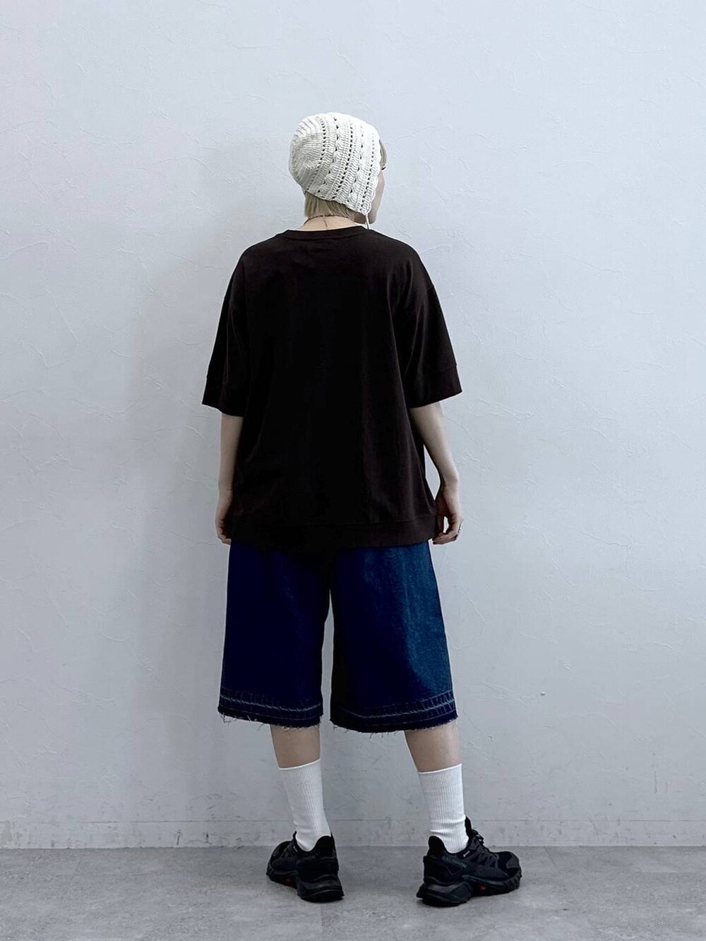 ブルー系のデニムパンツ、ブラウン系のTシャツ/カットソー、ホワイト系のニットキャップ/ビーニーを着用したレディースの夏コーディネートの5枚目の写真