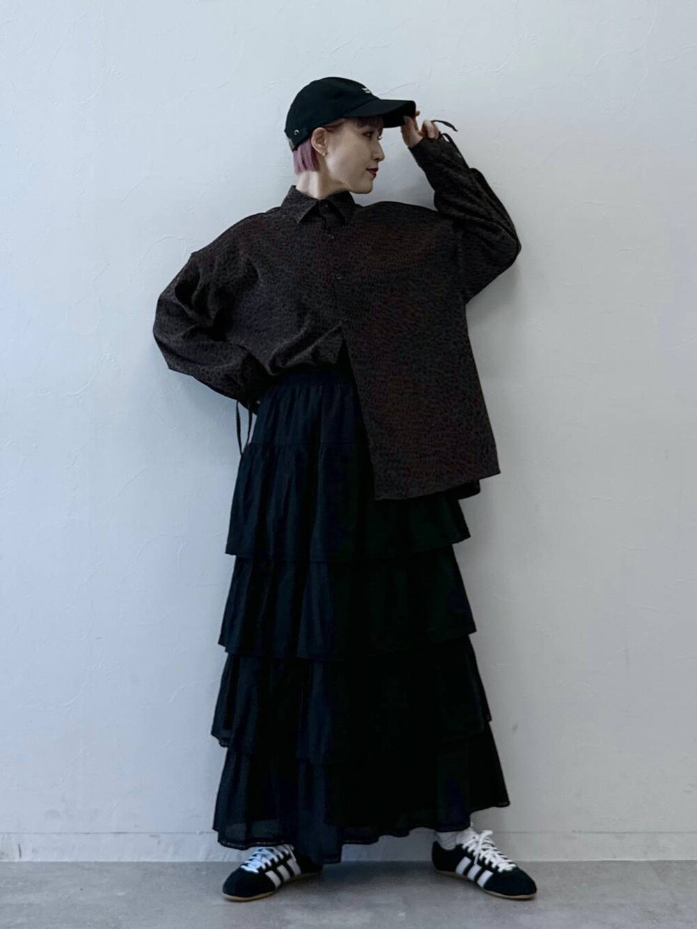 ブラック系のスカート、ブラウン系のシャツ/ブラウス、ブラック系のキャップを着用したレディースの冬コーディネートの3枚目の写真