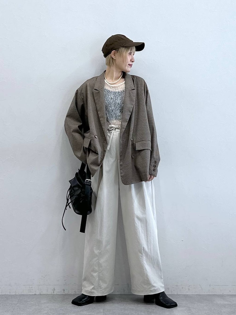 ホワイト系のTシャツ/カットソー、ブラウン系のテーラードジャケット、ブラック系のショルダーバッグを着用したレディースの秋コーディネートの3枚目の写真