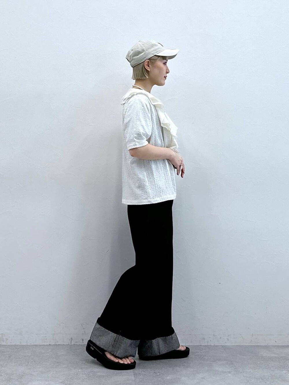 ブラック系のTシャツ/カットソー、ホワイト系のシャツ/ブラウス、ブラック系のデニムパンツを着用したレディースの夏コーディネートの5枚目の写真