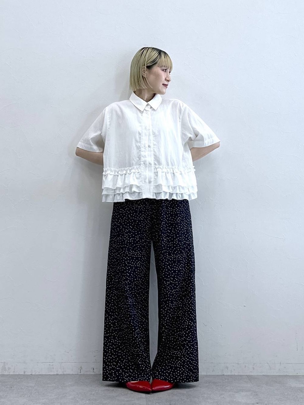 レッド系のパンプス、ホワイト系のシャツ/ブラウス、その他のその他パンツを着用したレディースの夏コーディネートの2枚目の写真