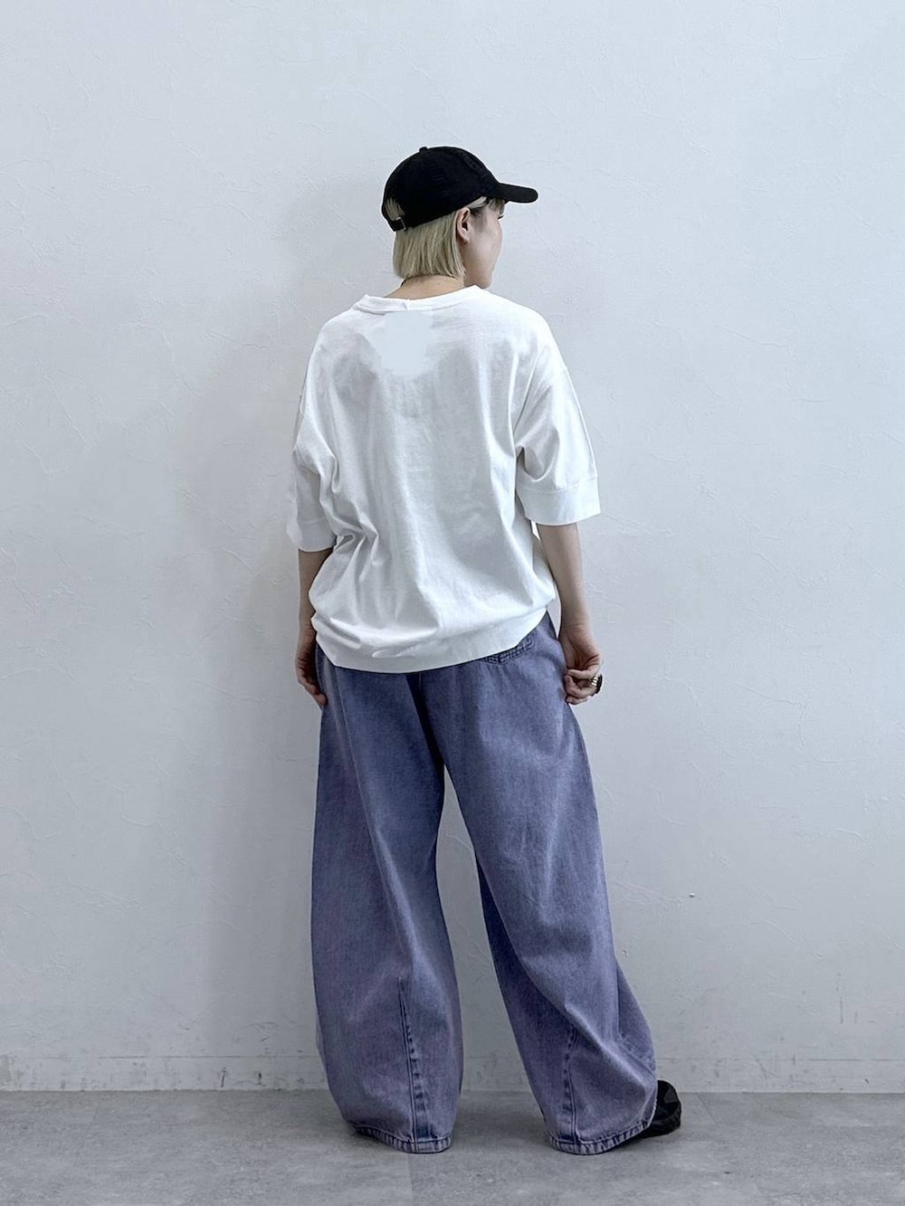 ピンク系のデニムパンツ、ホワイト系のTシャツ/カットソーを着用したレディースの夏コーディネートの4枚目の写真