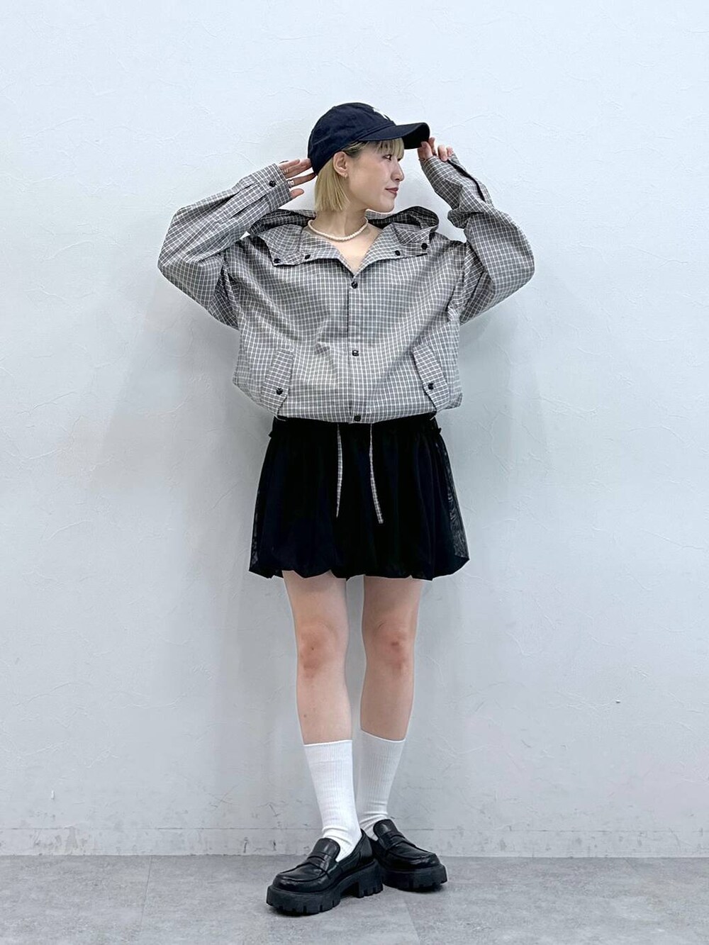 ブラック系のローファー、ブラック系のスカート、グレー系のシャツ/ブラウスを着用したレディースの夏コーディネートの4枚目の写真