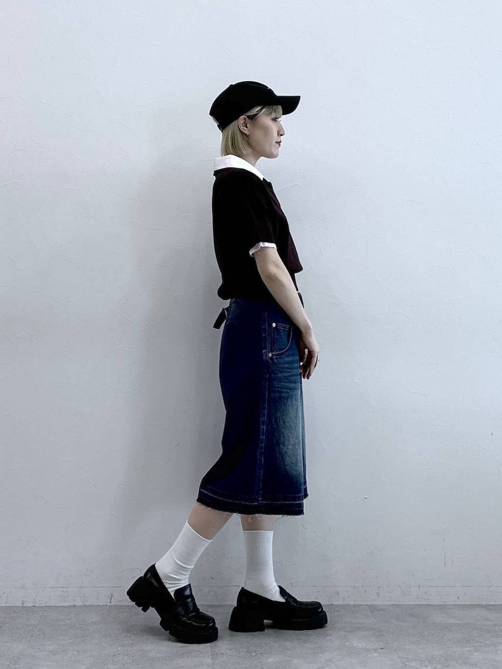 ブルー系のデニムパンツ、ブラック系のローファー、ブラウン系のシャツ/ブラウスを着用したレディースの夏コーディネートの4枚目の写真