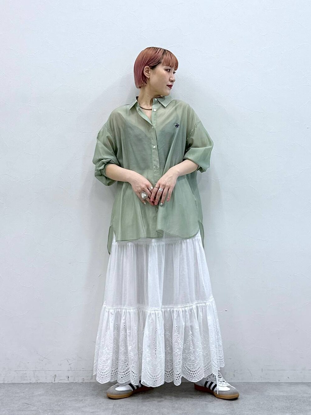 ホワイト系のスカート、グリーン系のシャツ/ブラウスを着用したレディースの春コーディネートの4枚目の写真