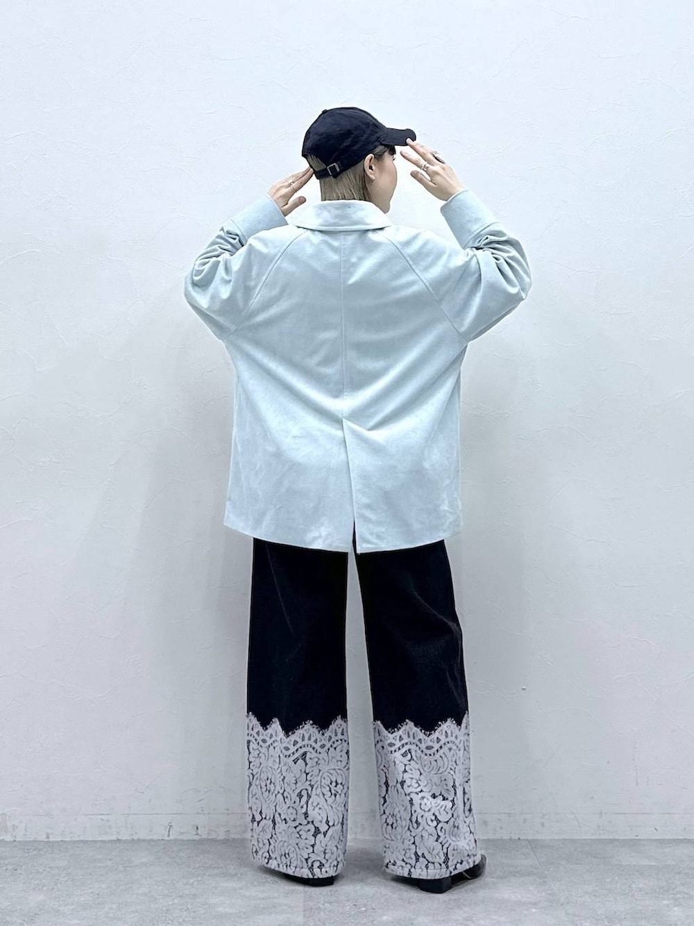 ブルー系のブルゾン、ブラック系のデニムパンツを着用したレディースの冬コーディネートの7枚目の写真