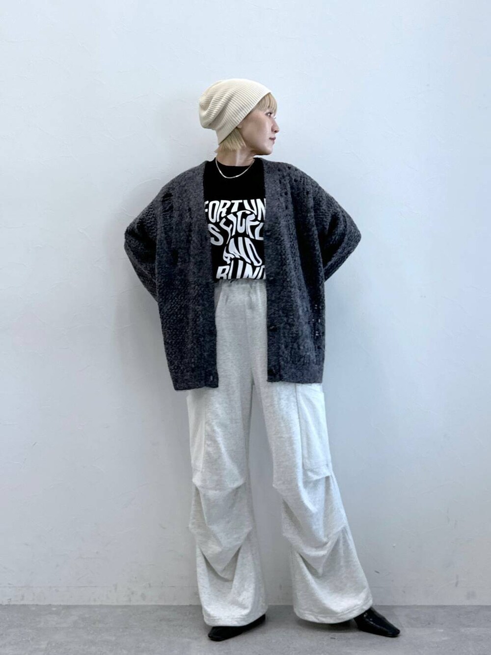 ホワイト系のカーゴパンツ、ブラック系のTシャツ/カットソー、グレー系のカーディガン/ボレロを着用したレディースの夏コーディネートの2枚目の写真