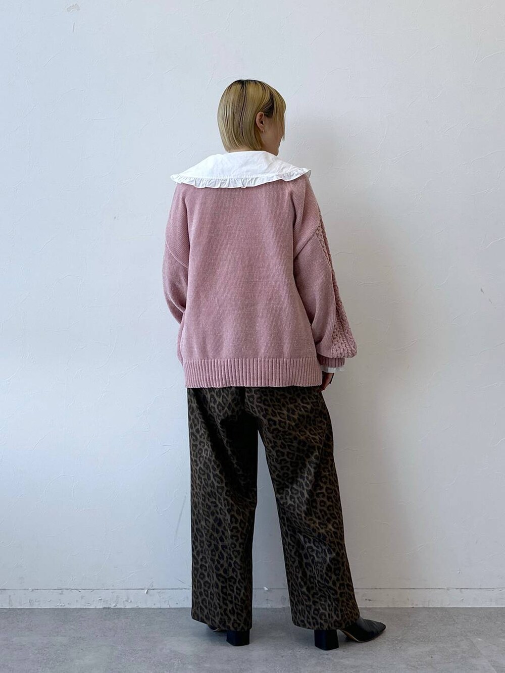 ピンク系のTシャツ/カットソー、その他のチノパンツ、ホワイト系のシャツ/ブラウスを着用したレディースの秋コーディネートの7枚目の写真