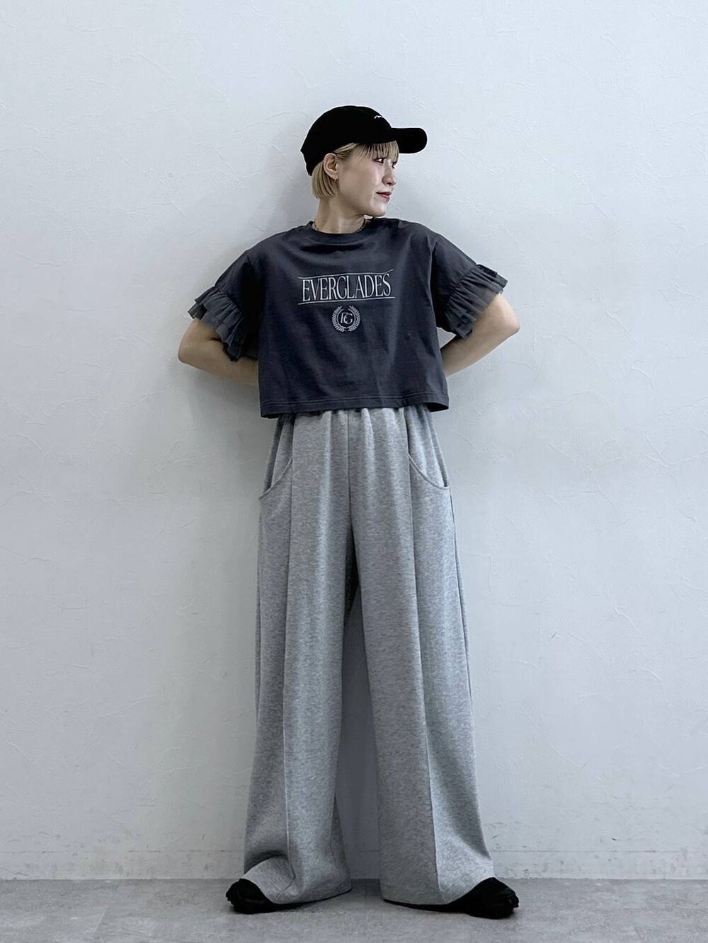 グレー系のスウェットパンツ、グレー系のTシャツ/カットソーを着用したレディースの春コーディネートの3枚目の写真