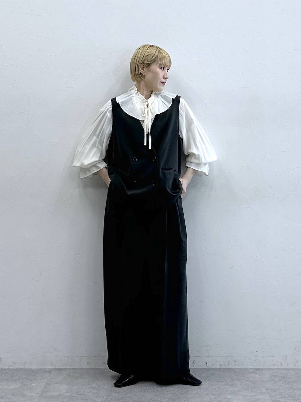 ホワイト系のシャツ/ブラウス、グレー系のスラックス、グレー系のベストを着用したレディースの春コーディネートの2枚目の写真