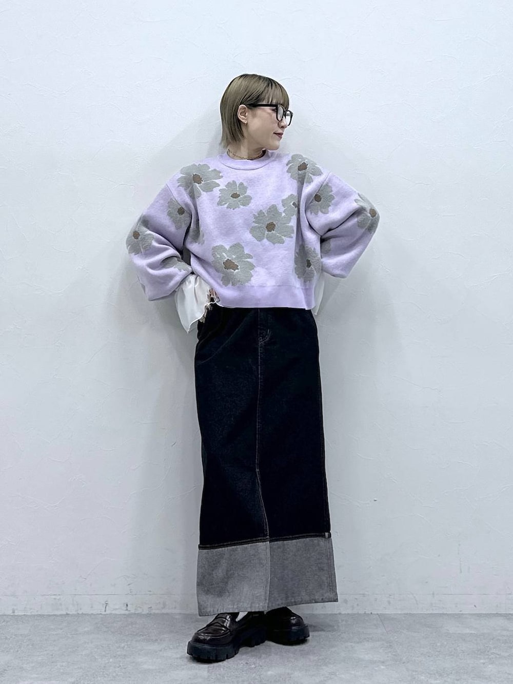 ブラック系のローファー、ホワイト系のTシャツ/カットソー、パープル系のニット/セーターを着用したレディースの冬コーディネートの3枚目の写真