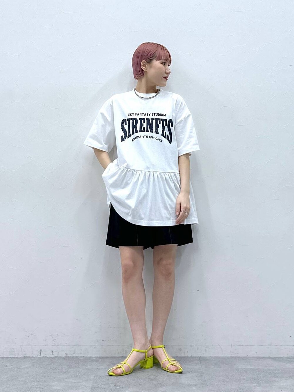 ブルー系のスラックス、ホワイト系のTシャツ/カットソーを着用したレディースの春コーディネートの2枚目の写真