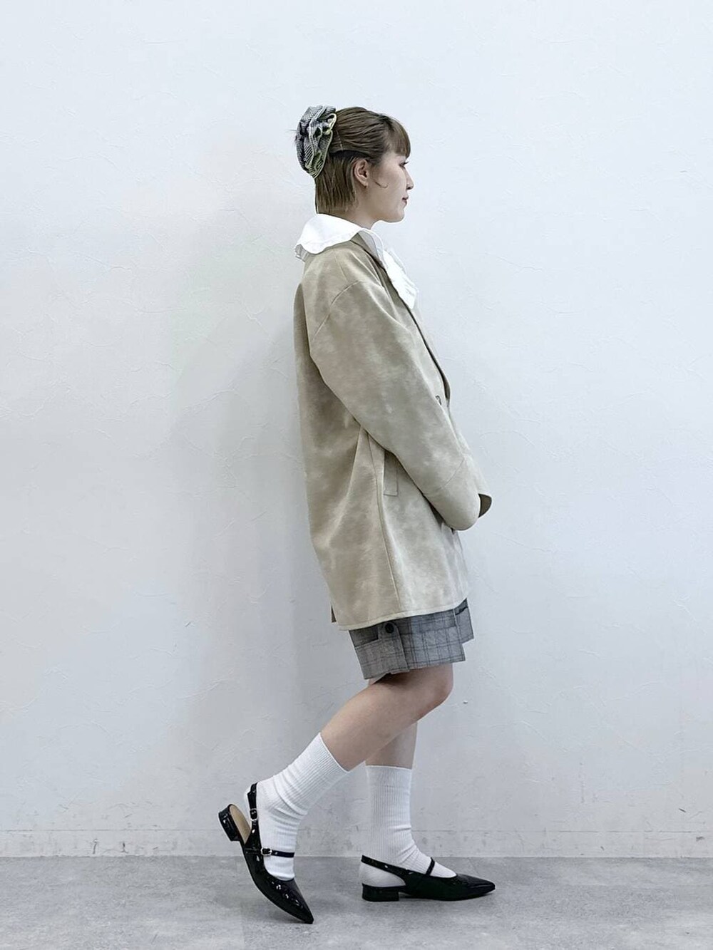 ホワイト系のシャツ/ブラウス、ブラック系のパンプス、ベージュ系のスラックスを着用したレディースの冬コーディネートの4枚目の写真