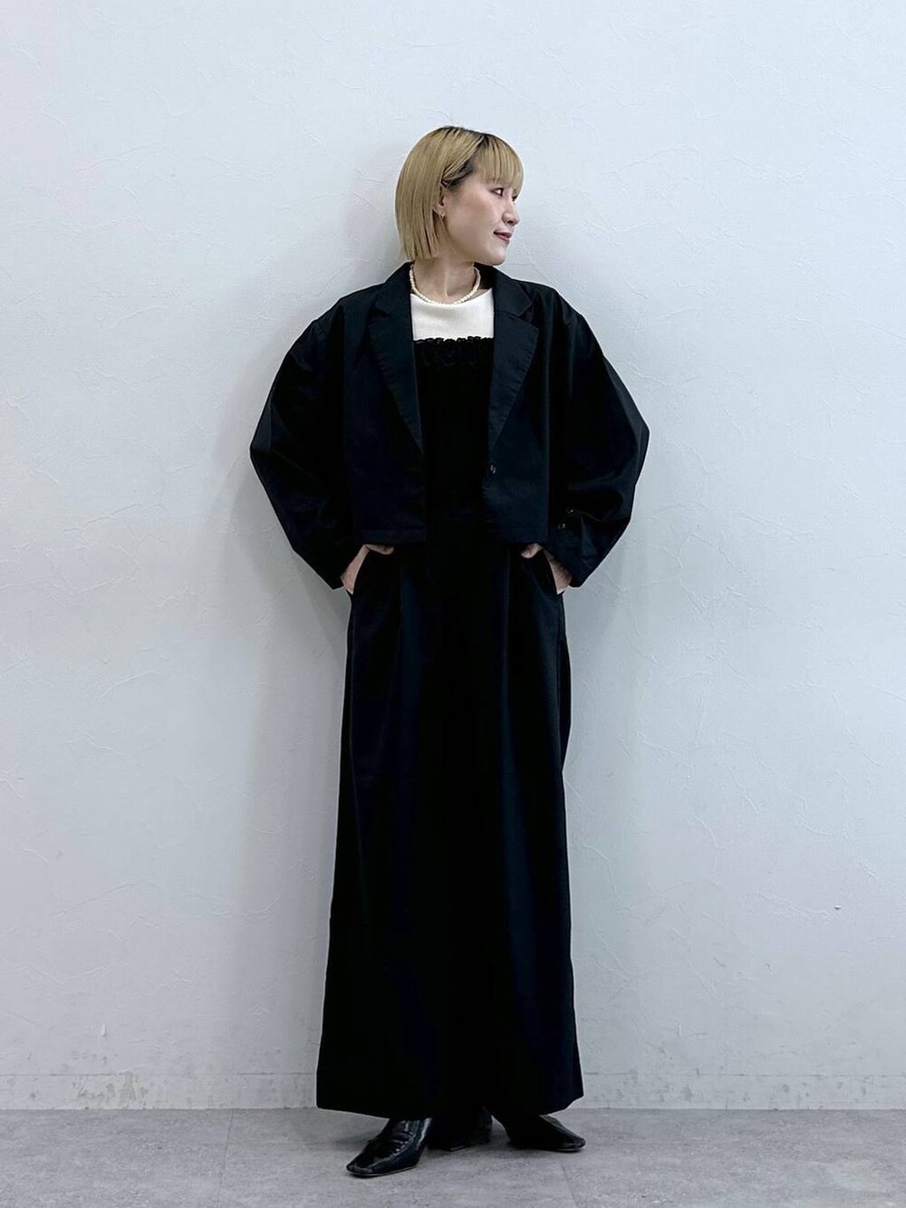 ブラック系のテーラードジャケット、ホワイト系のTシャツ/カットソーを着用したレディースの秋コーディネートの2枚目の写真