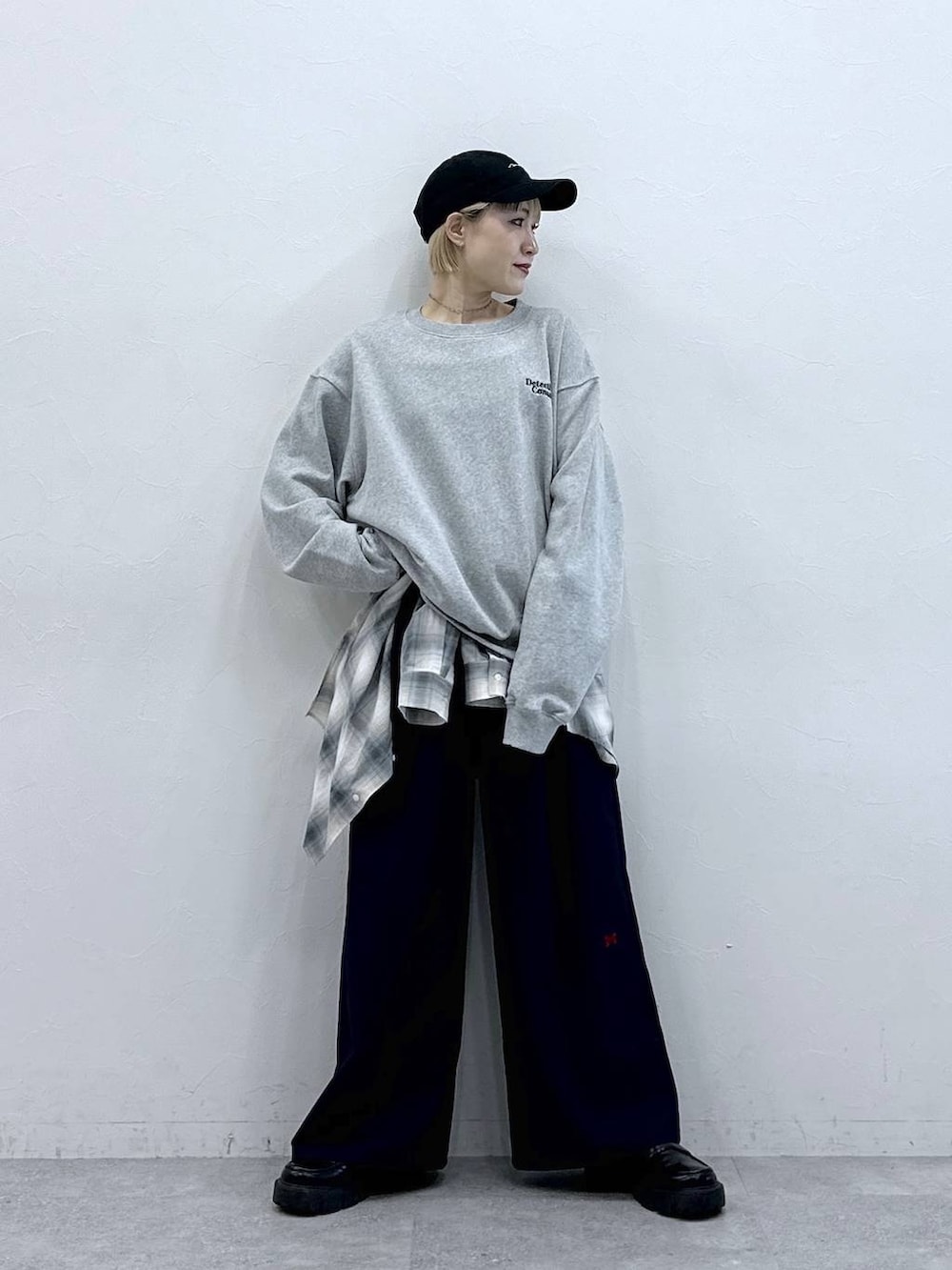 ブラック系のローファー、ブルー系のシャツ/ブラウス、ブルー系のスラックスを着用したレディースの春コーディネートの5枚目の写真