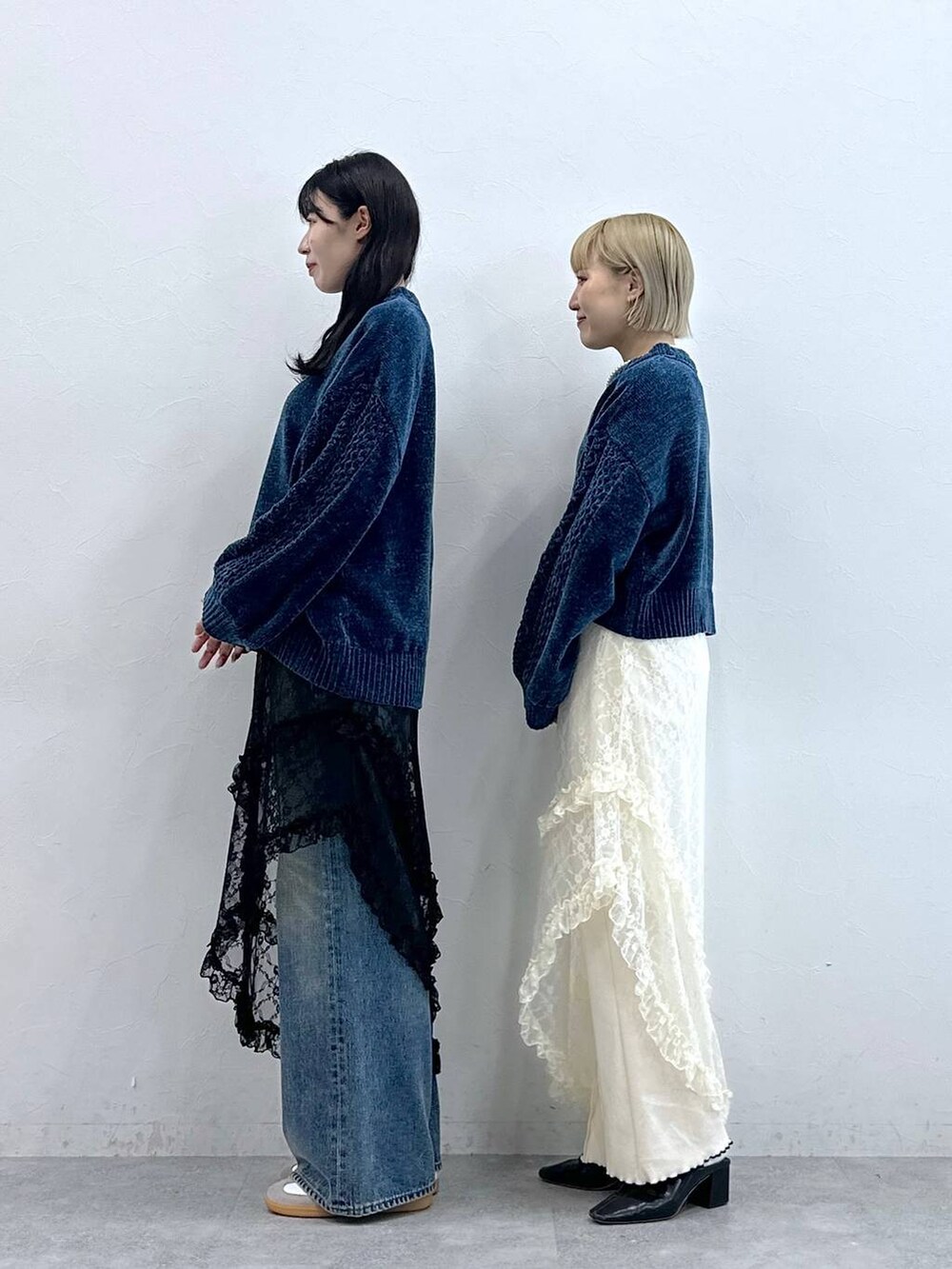 ブルー系のニット/セーター、ブルー系のデニムパンツ、ブルー系のTシャツ/カットソーを着用したレディースの夏コーディネートの5枚目の写真