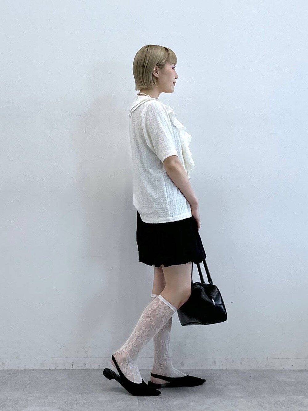 ホワイト系のシャツ/ブラウス、ブラック系のスカートを着用したレディースの夏コーディネートの4枚目の写真