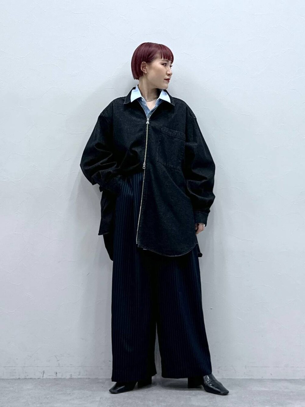 ブラック系のシャツ/ブラウス、ブルー系のスラックス、ブルー系のシャツ/ブラウスを着用したレディースの春コーディネートの2枚目の写真