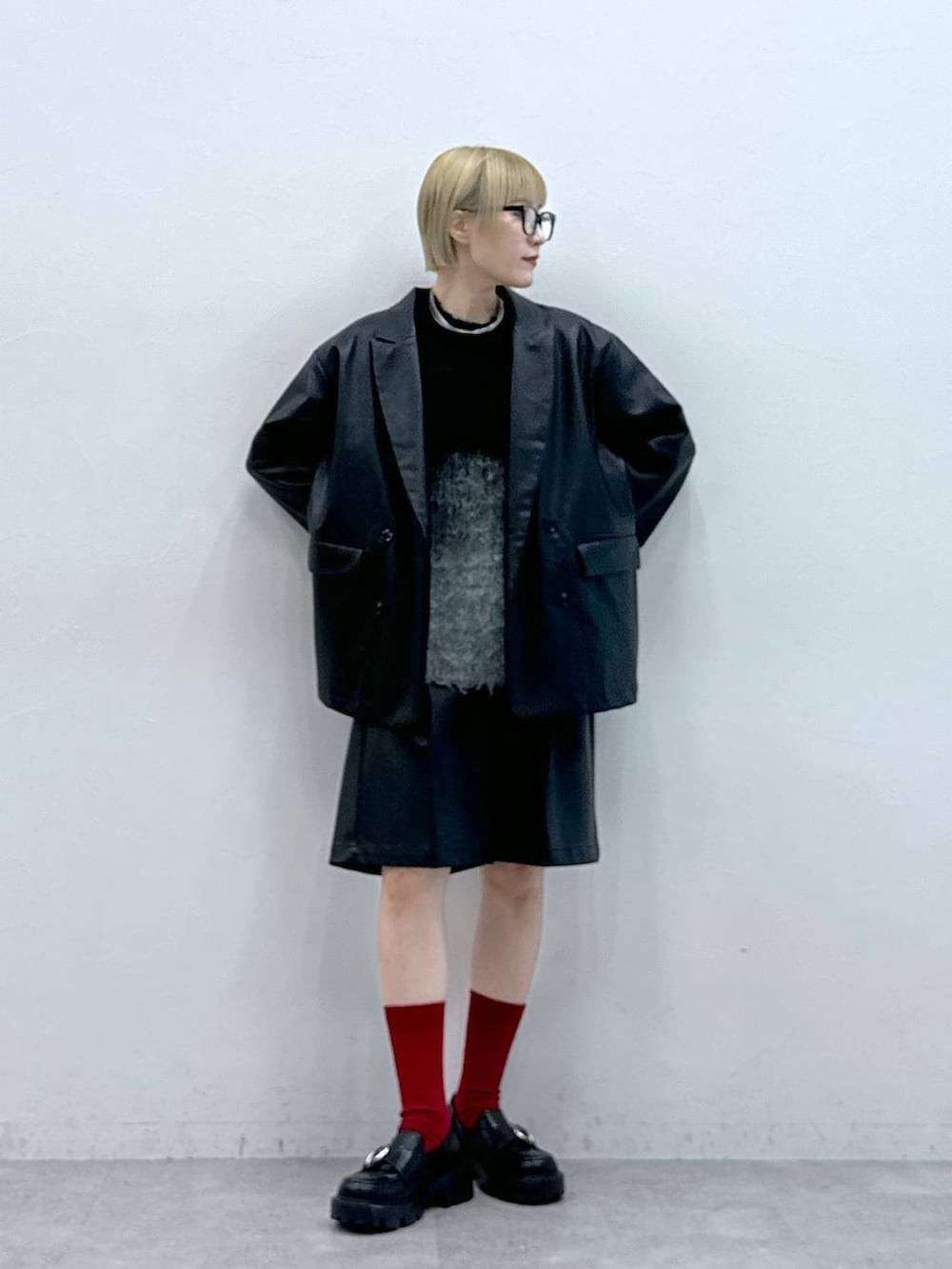 その他のローファー、ブラック系のスラックス、ブラック系のニット/セーターを着用したレディースの秋コーディネートの2枚目の写真