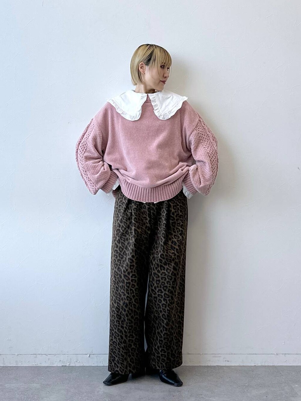 ピンク系のTシャツ/カットソー、その他のチノパンツ、ホワイト系のシャツ/ブラウスを着用したレディースの秋コーディネートの2枚目の写真