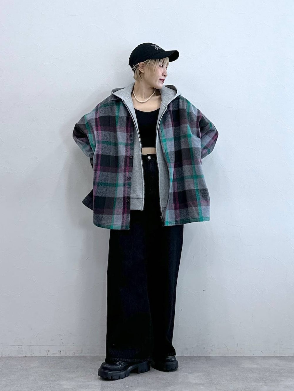 ブラック系のデニムパンツ、ブラック系のローファー、グレー系のシャツ/ブラウスを着用したレディースの秋コーディネートの3枚目の写真