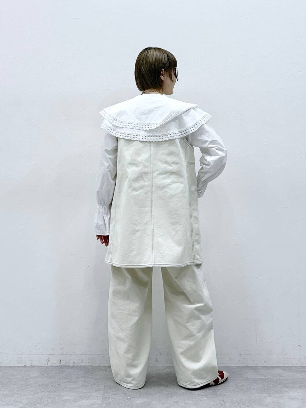 ホワイト系のシャツ/ブラウス、ブラウン系のパンプス、ホワイト系のワンピースを着用したレディースの冬コーディネートの5枚目の写真