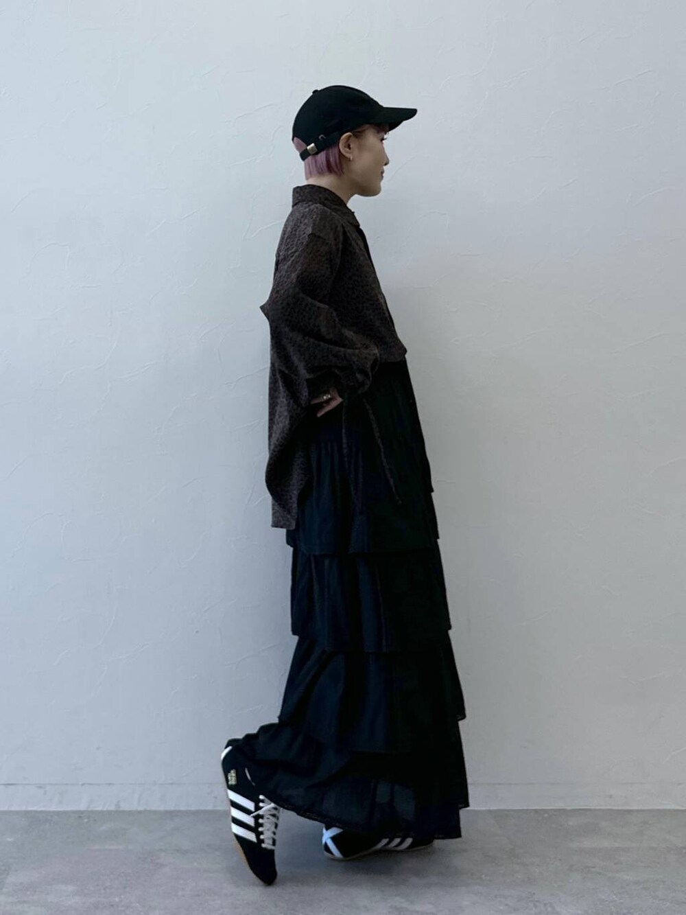 ブラック系のスカート、ブラウン系のシャツ/ブラウス、ブラック系のキャップを着用したレディースの冬コーディネートの4枚目の写真