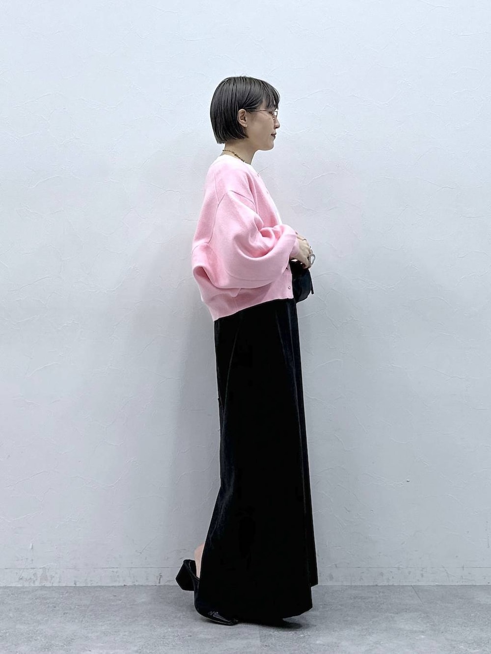 ピンク系のカーディガン/ボレロ、ブラック系のボディバッグ/ウエストポーチ、ブラック系のスカートを着用したレディースの春コーディネートの5枚目の写真
