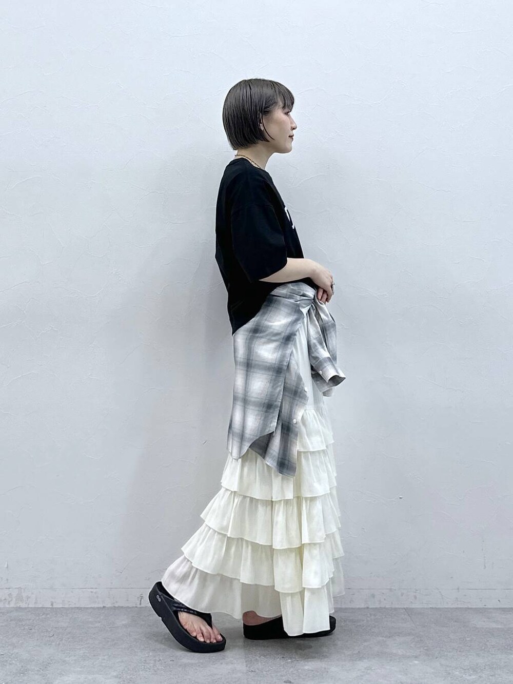 ブラック系のTシャツ/カットソー、ブルー系のシャツ/ブラウス、ホワイト系のスカートを着用したレディースの春コーディネートの5枚目の写真