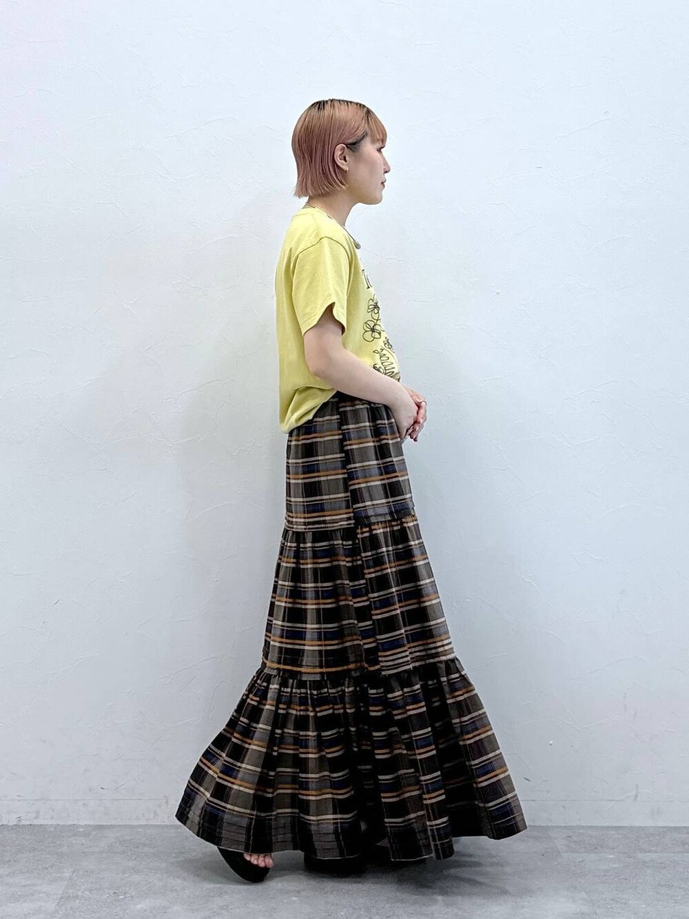 イエロー系のTシャツ/カットソー、シルバー系のネックレスを着用したレディースの春コーディネートの4枚目の写真