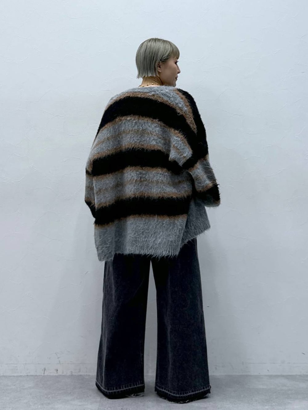 ブラック系のTシャツ/カットソー、ブラック系のカーディガン/ボレロ、ブラック系のサロペット/オーバーオールを着用したレディースの秋コーディネートの4枚目の写真